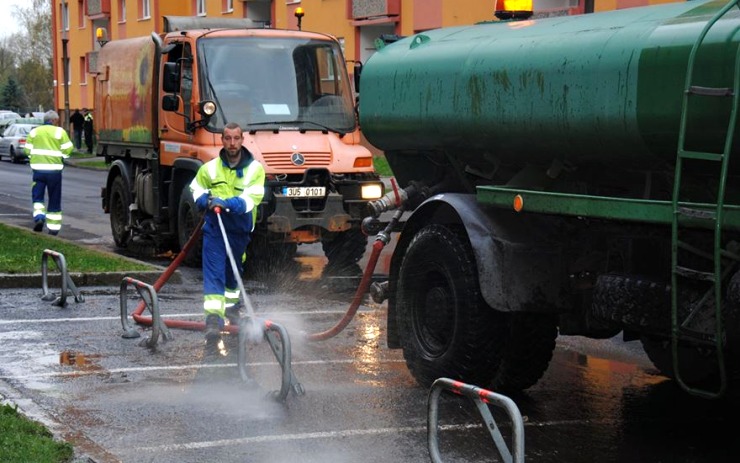 Podzimní blokové čištění ulic bude kratší a neomezí tolik řidiče