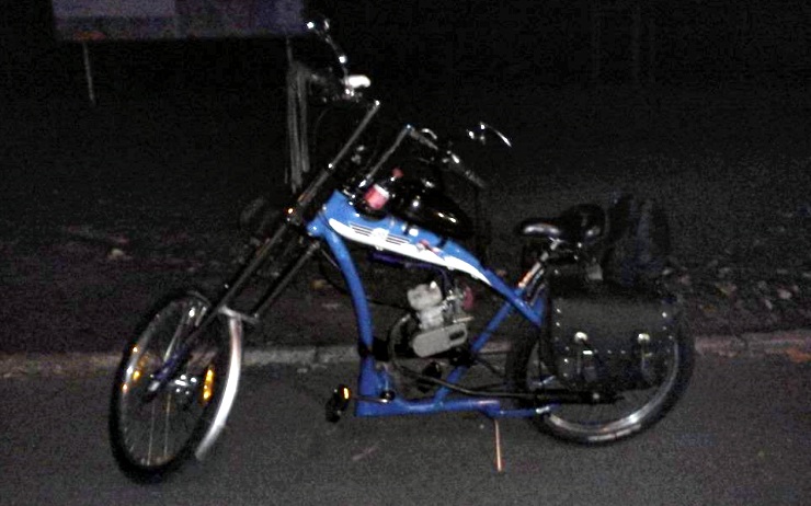 Opilý muž na motokole kličkoval silnici, strážníci ho viděli díky kameře