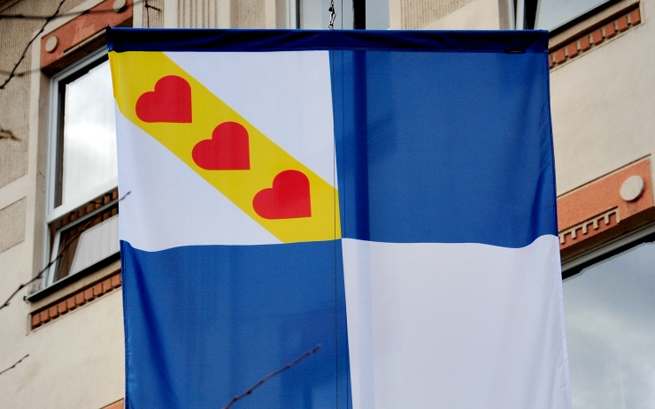V Jirkově se objevily vlajky se srdíčky. Visí na sedmi místech