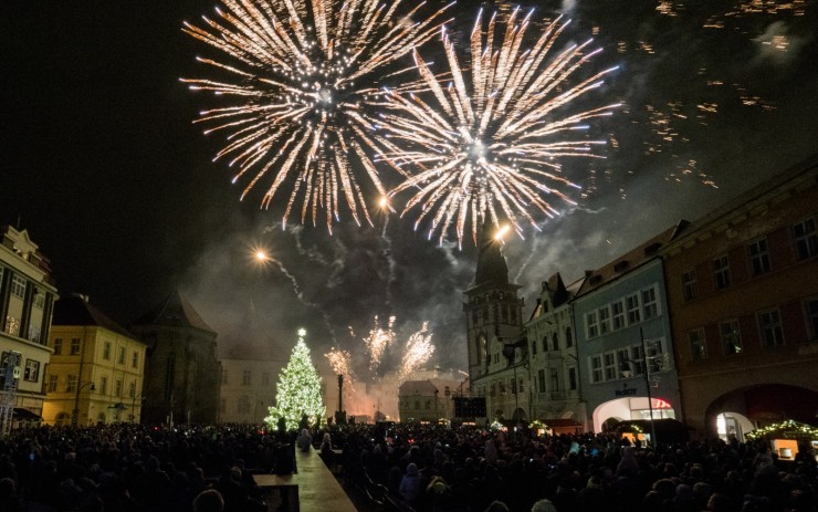 OBRAZEM: Vánoční strom v Chomutově už svítí, na Mikuláše začnou adventní trhy