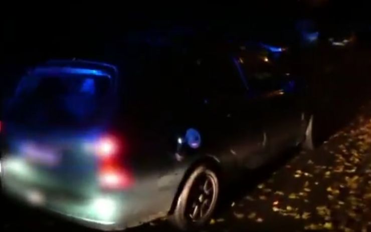VIDEO: Řidič ujížděl se zablokovanými koly. Strážníci na něj museli mířit zbraní