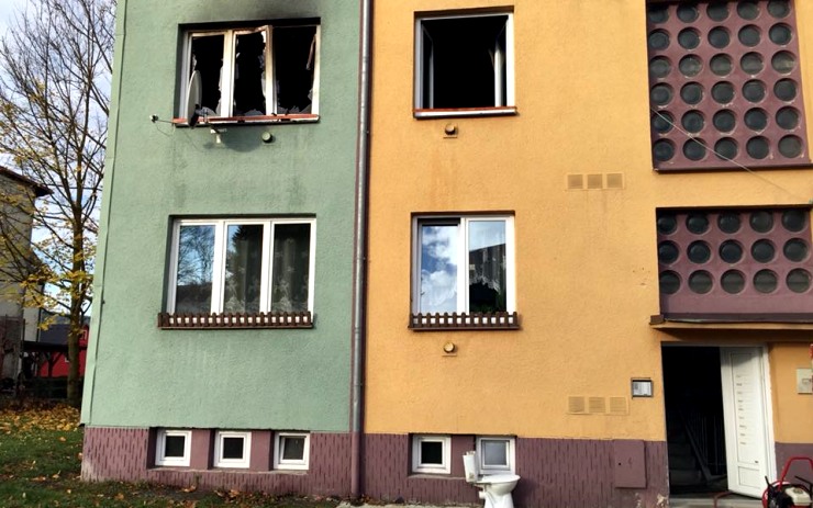Ve Vejprtech vyhořel byt. Požár způsobil svojí neopatrností jeho nájemník