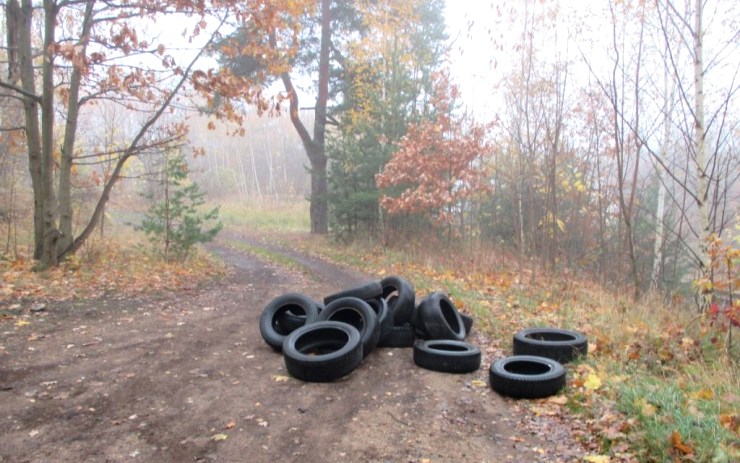V Jirkově někdo vyhodil na lesní cestu hromadu pneumatik