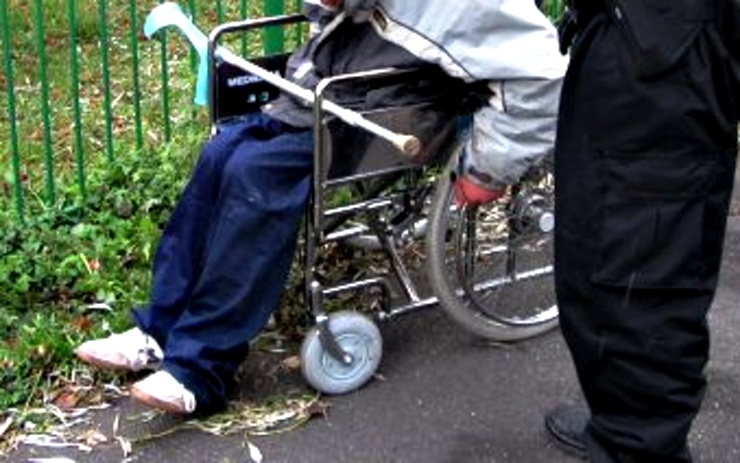Známý jirkovský bezdomovec, který se po městě pohyboval na vozíku, skončil v nemocnici. Předtím jakoukoliv pomoc odmítal