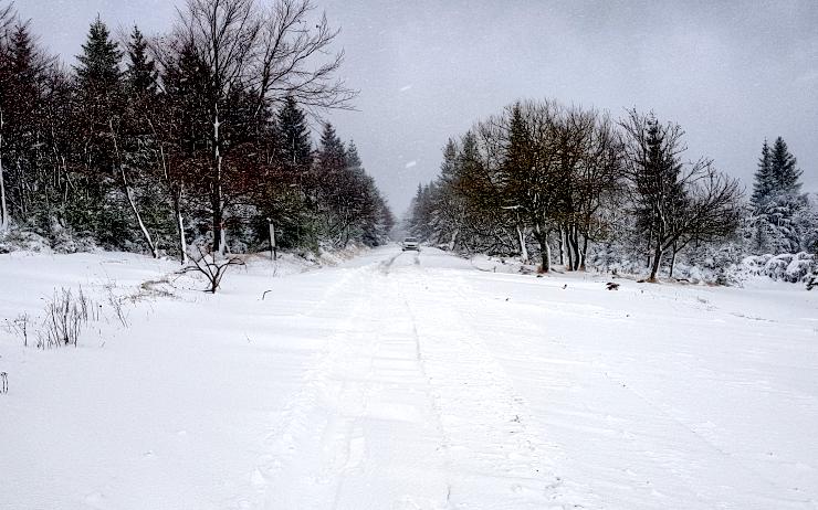 OBRAZEM: Na horách začala pravá zima. Nad Litvínovem zapadla první silnice