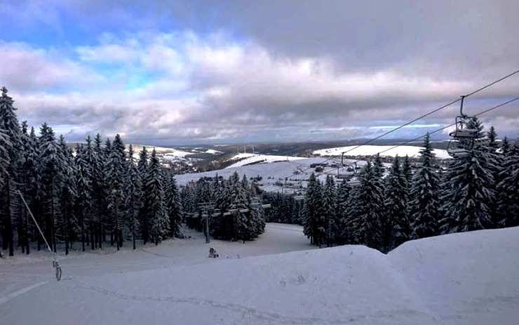 VIDEO: Na Klínovci už běží sněžná děla na plné obrátky, lyžovat by se mělo začít za pár dní