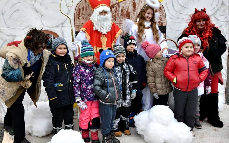 V Jirkově dnes rozsvítí vánoční strom. Mikulášský trh je už v plném proudu