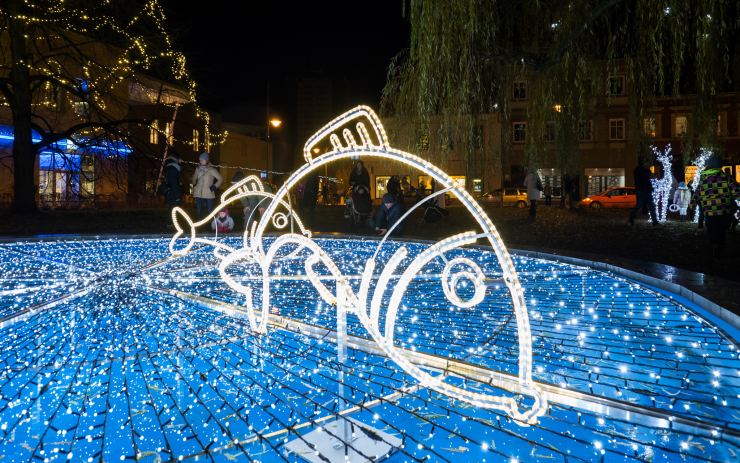 VIDEO: Chomutov svítí! Centrum města má úplně novou vánoční výzdobu