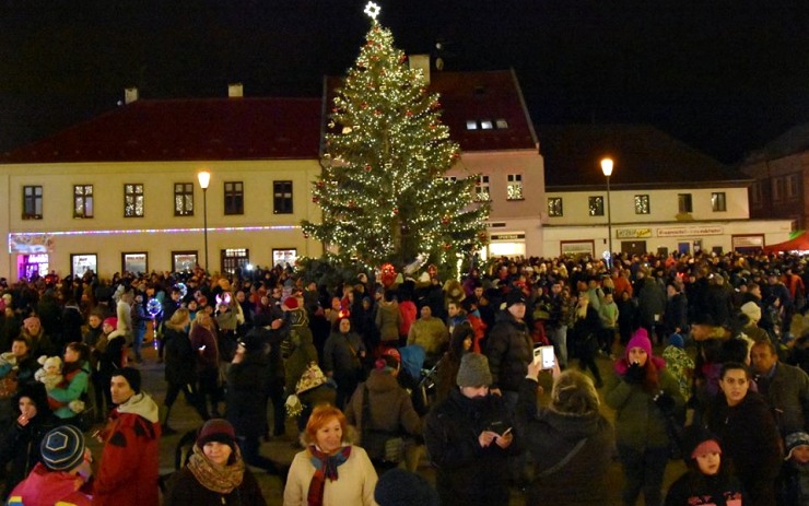 VIDEO: Jirkov rozsvítil vánoční strom a nově vyzdobené náměstí
