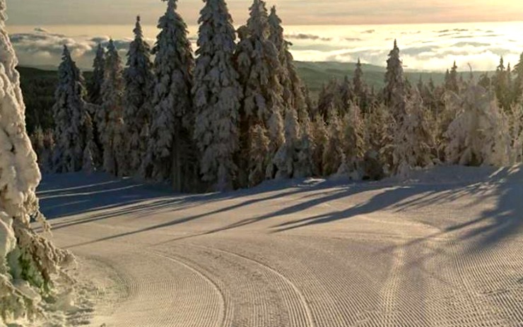 Na Klínovci se už lyžuje. Na sjezdovkách leží až metr sněhu