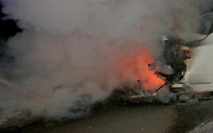 Na Pražském poli hořelo ráno auto, oheň poškodil i další tři vozy