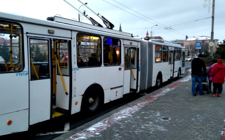 Autobusy a trolejbusy staví v Chomutově na nových zastávkách