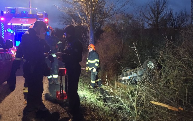 Auto zůstalo po nehodě ležet na střeše v křovinách vedle silnice