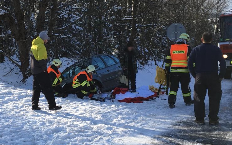 U Přísečnice vážně havarovalo osobní auto, pro zraněnou letěl vrtulník