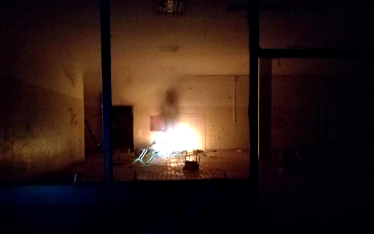 Požár, vybuchlá popelnice, rozmlácené dveře …..Strážníci se během svátků nezastavili