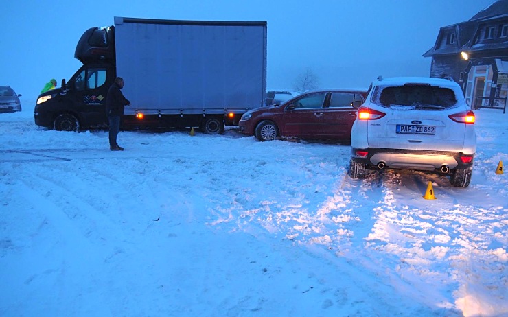 Nehoda v Krušných horách. Řidič se snažil zachránit situaci a nabral auto, které uvízlo na sněhu