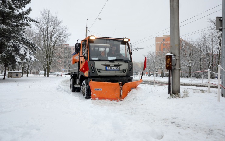 Zima je sice zatím mírná, technické služby ale už spotřebovaly přes sto tun soli