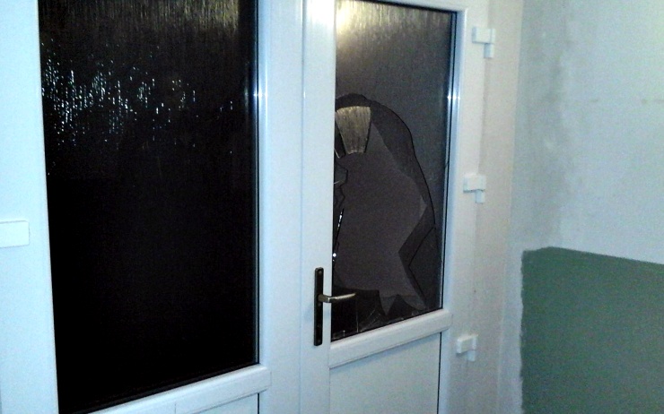 Nájemník rozmlátil vchodové dveře u domu, aby mohl přespat aspoň na chodbě. Ztratil totiž všechny klíče
