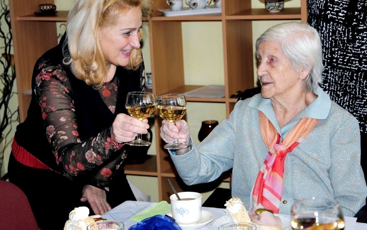 Téhle šarmantní babičce je už 101 let! V domově důchodců se slavilo hromadně hned několik narozenin