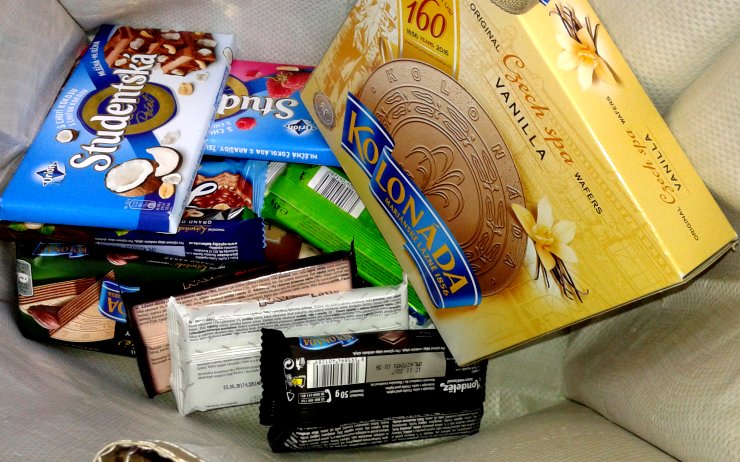 Zloděj si schoval pod bundu sladkosti za téměř dva tisíce korun 