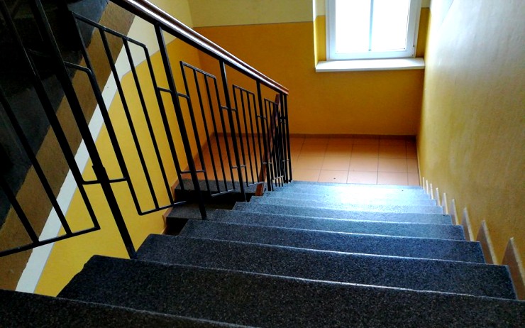 Incident ve Vejprtech: Žena shodila muže ze schodů