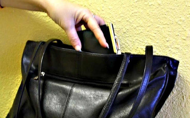 Žena se věnovala více nakupování než své kabelce. Přišla o hotovost i peníze na účtu