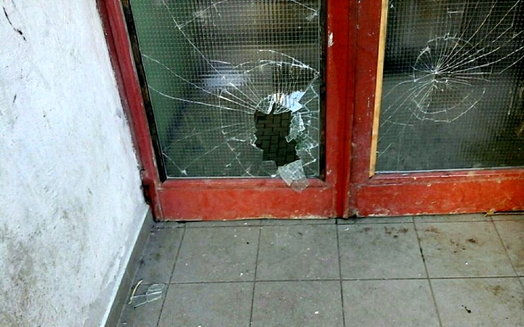 Strážníci chytili výtržníka, který měl rozkopat dveře u domu v Kyjické ulici