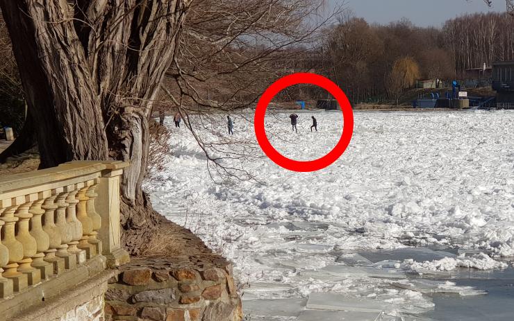 Smrtelně nebezpečná zábava na zamrzlé Ohři! Děti lezou přes ledové kry