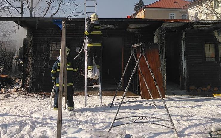 V Kadani hořel přístřešek u domu, oheň zasáhl i sousedovu garáž