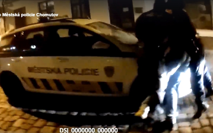 VIDEO: „Ať vás zabijou.“ Strážníci zpacifikovali muže, který řádil v Revoluční ulici