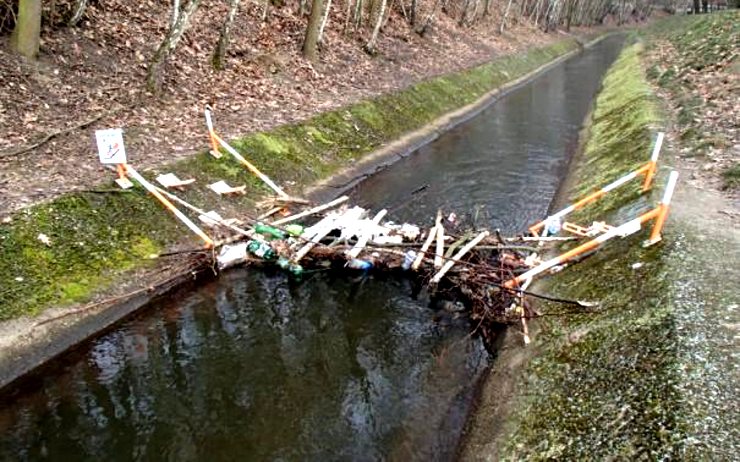 Na přivaděči se objevují provizorní lávky. Hazardujete s životy lidí, vzkazuje amatérským stavitelům Povodí Ohře