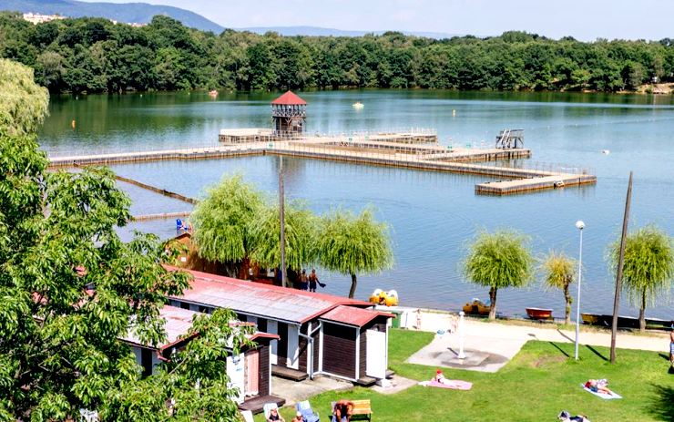 Vyrovnání za Kamencové jezero: Společnost CV Relax by měla dostat 20 milionů za třicet staveb