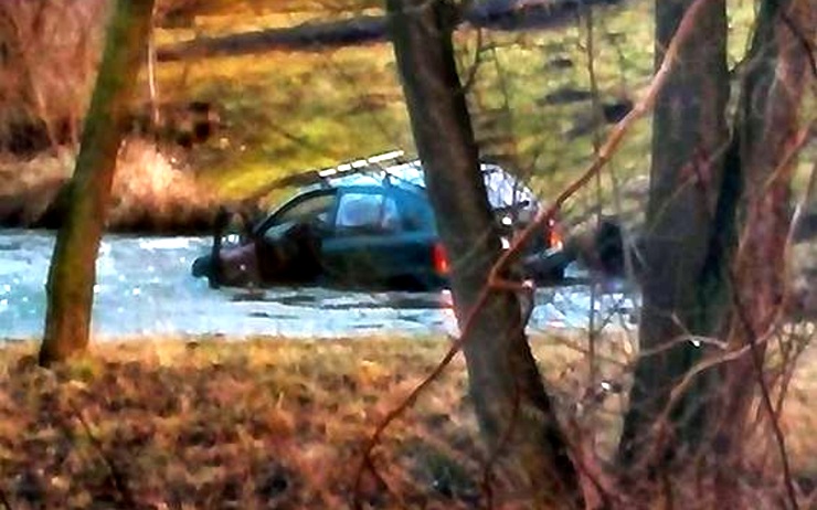 Řidič nezvládl zatáčku, skončil s autem v rybníce