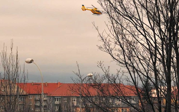 V Jirkově přistával dopoledne záchranářský vrtulník. Letěl pro zraněné batole