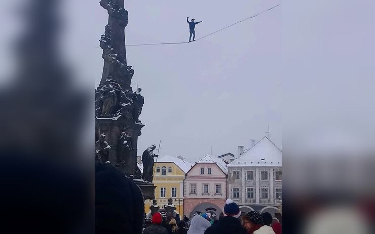 VIDEO: V mrazu a větru balancoval provazochodec nad náměstím v Kadani