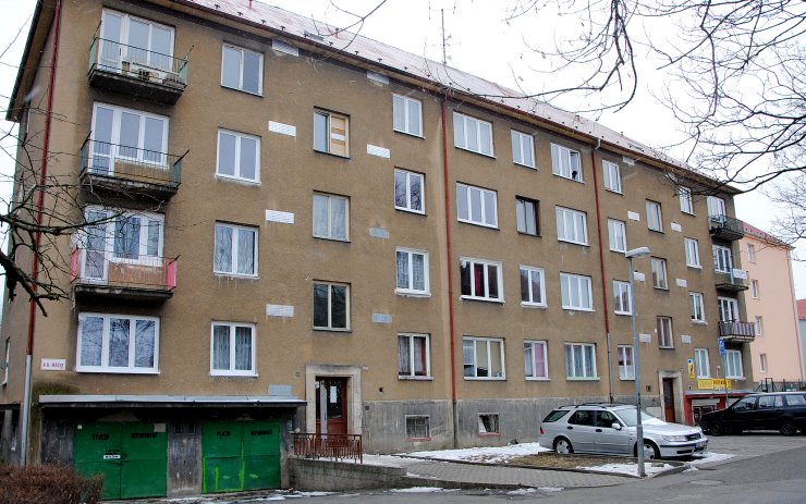 Dům v Ervěnicích je kvůli dluhům bez tepla. Město pomůže 80letému starousedlíkovi a chce jednat s majiteli bytů