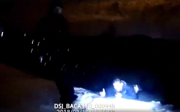 VIDEO: Do přivaděče spadl v noci opilý muž. Z ledové vody ho vytáhli díky pásku