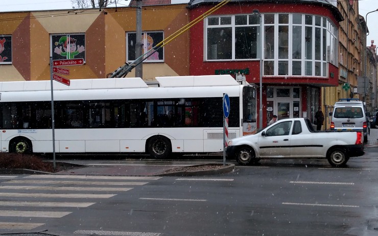 V centru Chomutova boural ráno trolejbus