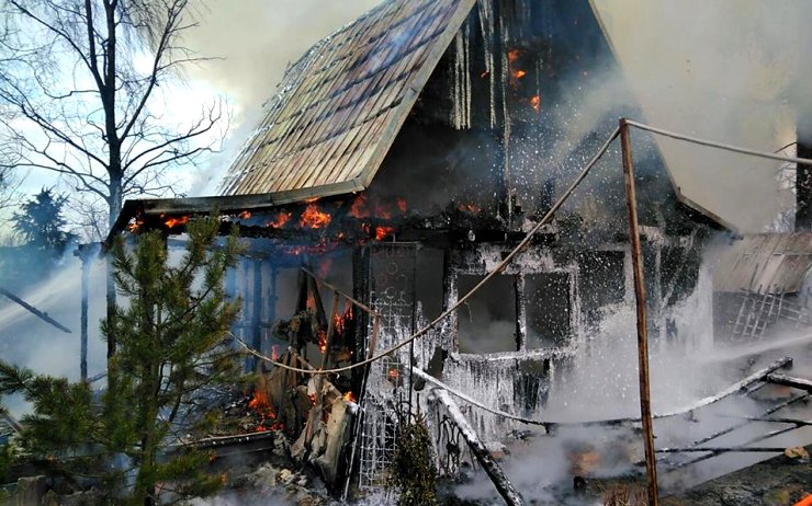 Policisté vyšetřují pondělní požár chatky v Polákách. Oheň dřevěný domek za statisíce úplně zničil