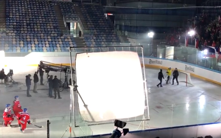 VIDEO: Chomutovský zimní stadion obsadili filmaři, natáčeli tady reklamu