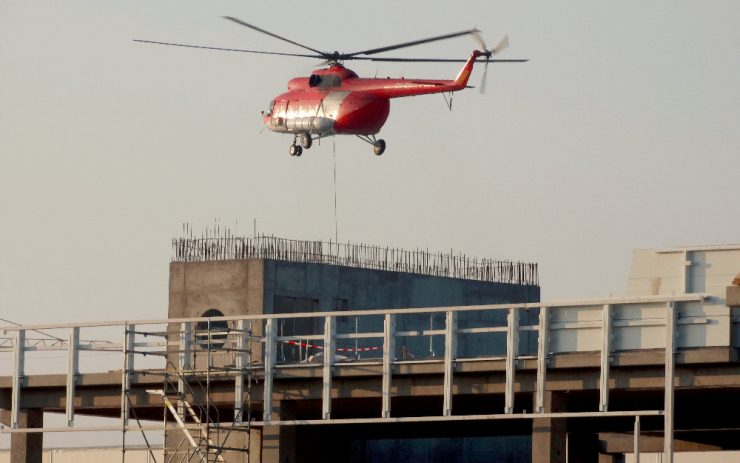 VIDEO: Nad Nexenem se vznášel vrtulník. Pomáhal se stavbou
