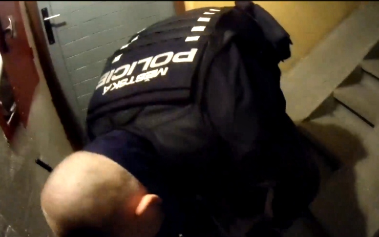 VIDEO: Mladíkovi se nechtělo na policii. Svíjel se na zemi a řval jako smyslů zbavený
