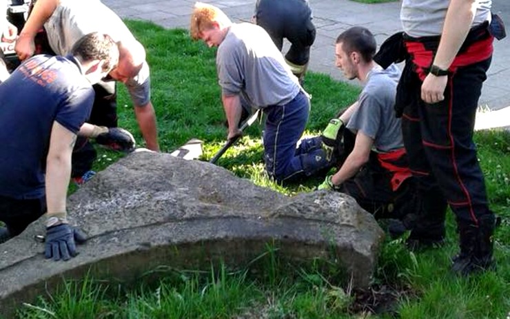 Hasiči pomáhali přestěhovat kamenné artefakty, teď si je mohou prohlédnout všichni návštěvníci parku