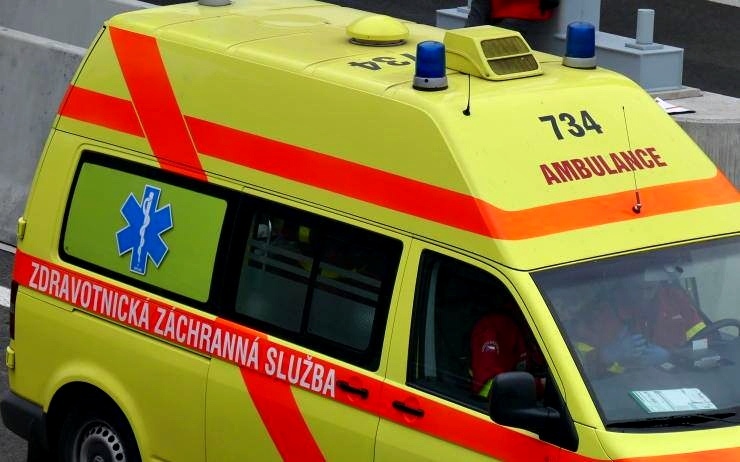 U Nezabylic se dopoledne střetl náklaďák s osobním autem. Dva lidé skončili v nemocnici