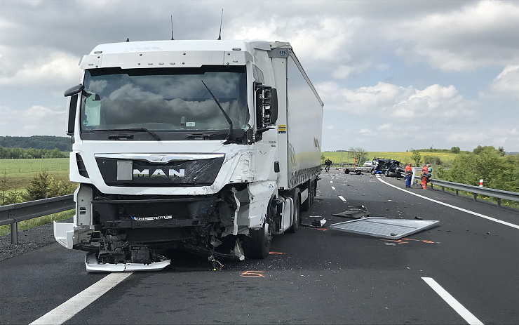 AKTUALIZUJEME: Silnice u Křimova je kvůli tragické dopravní nehodě stále neprůjezdná