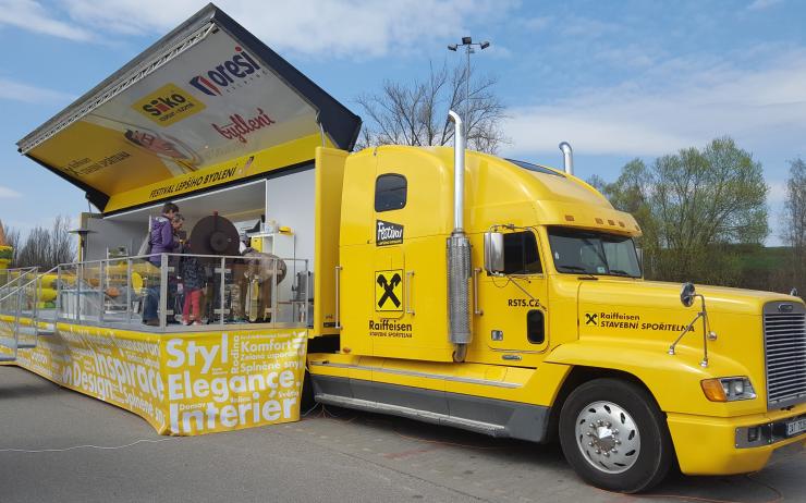 Žlutý kamion přivezl do Chomutova festival lepšího bydlení
