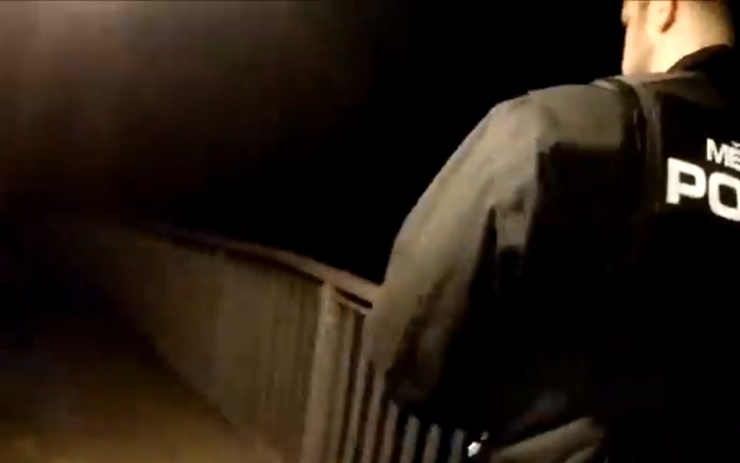 VIDEO: Na terase hotelu vyspával opilec, strážníci ho museli odvést v poutech