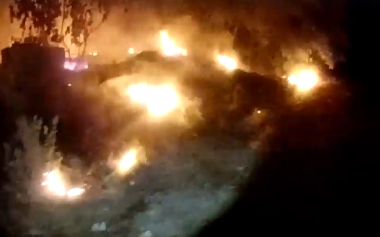 VIDEO: Kolem železniční trati u uhelných skladů hořelo. Na místě se našly vypálené kabely