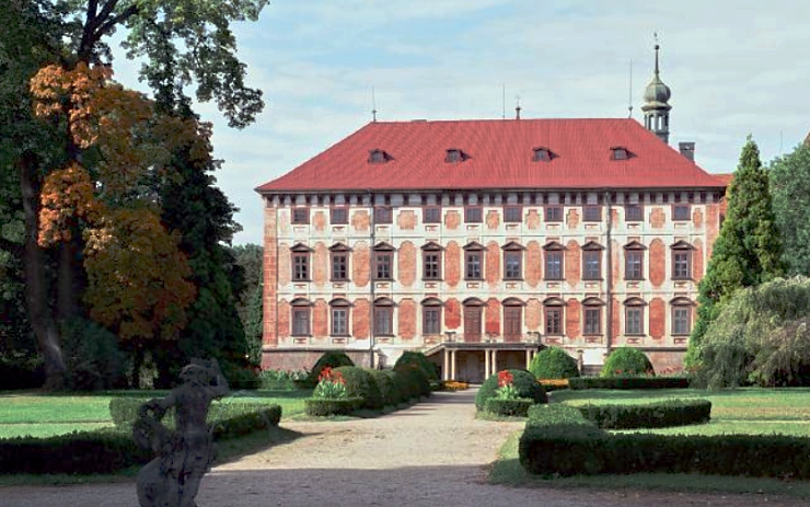 Na zámku v Libochovicích se natáčí film, vstup do zámku i parku je omezen