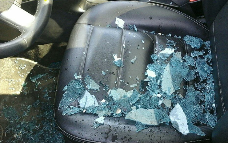 V autě zůstalo omylem uzamčené malé dítě, strážníci museli rozbít okno